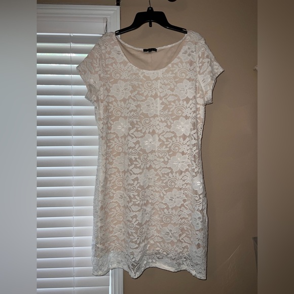 Dresses & Skirts - Lace bodycon dress